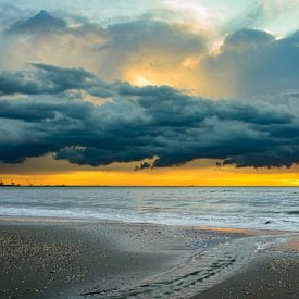 Donkere wolken boven zee sur Danny Taheij