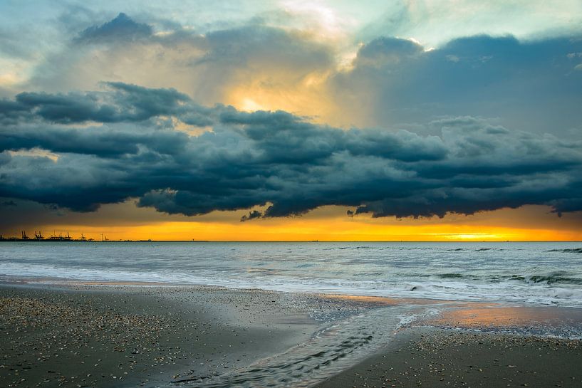 Donkere wolken boven zee van Danny Taheij