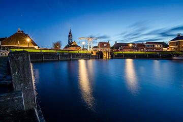 Der Hafen und die Schleuse von Hindelo öffnen am Abend von Fotografiecor .nl