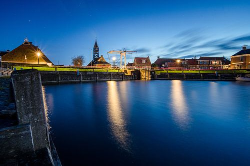 De haven en sluis van Hindeloopen in de avond