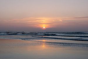 Pastellfarbener Sonnenuntergang über dem Meer – Minimalistische Meereslandschaftsfotografie