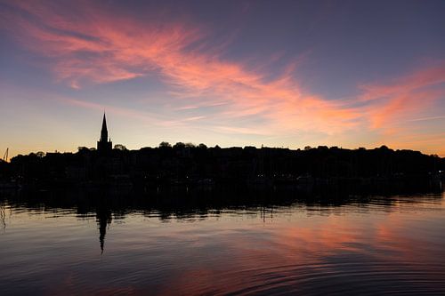 Silhouet van Flensburg bij zonsopkomst | Reisfotografie | Dromerige lucht