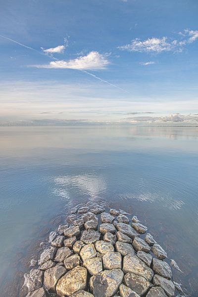 Pier im IJsselmeer an einem ruhigen Herbsttag von Harrie Muis