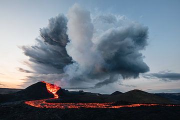 Gigantische wolk boven de Fagradalsfjall vulkaan van Martijn Smeets