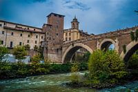 Das große römische Kolosseum und seine Bögen nachts in Rom - Italien