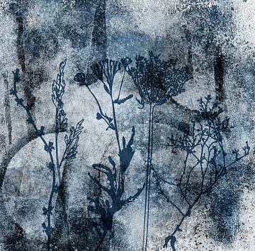Bloemen en grassen abstract botanisch schilderij in blauw, wit, zwart van Dina Dankers