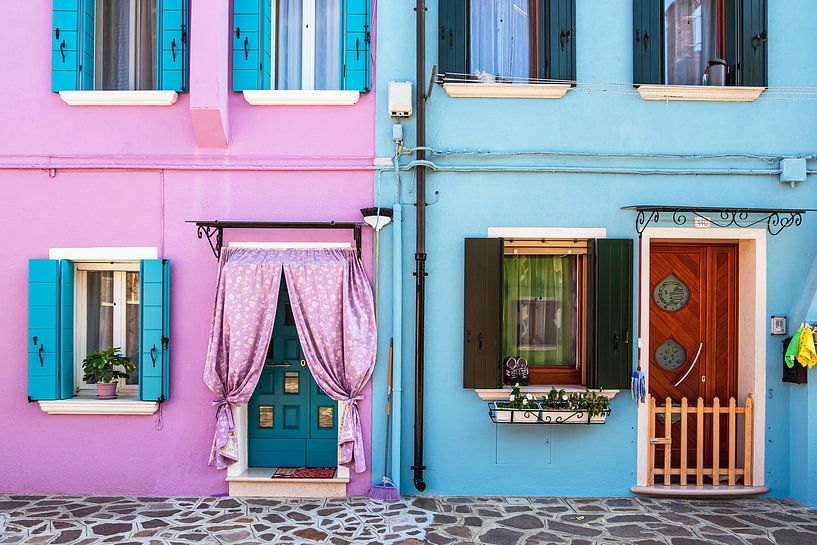 Des bâtiments colorés sur l'île de Burano près de Venise, Italie par Rico Ködder
