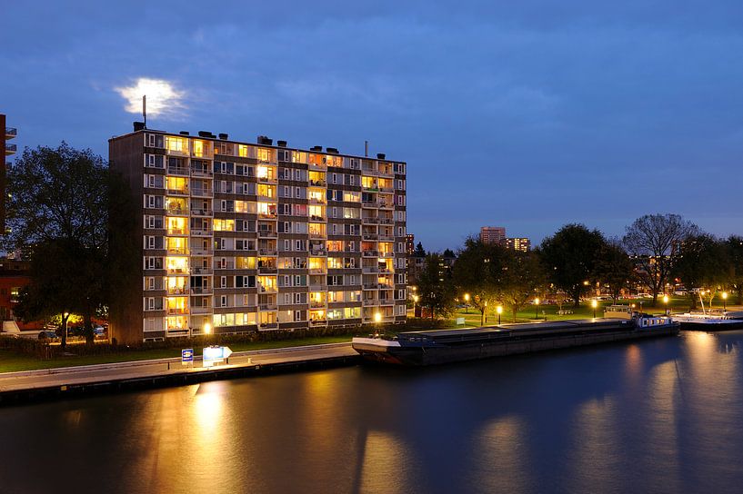 Het Amsterdam-Rijnkanaal met een flat aan de Rooseveltlaan in Kanaleneiland in Utrecht von Donker Utrecht