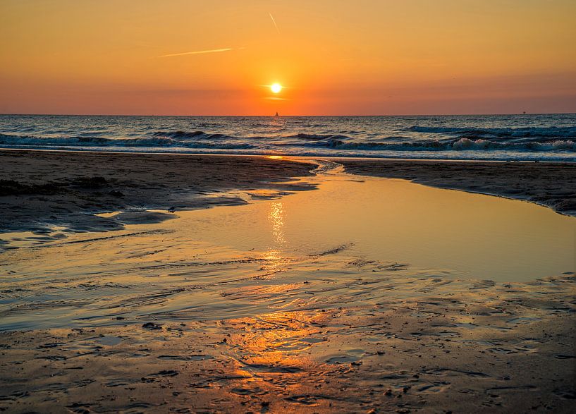 Reflet du coucher de soleil sur la plage par Fred Leeflang