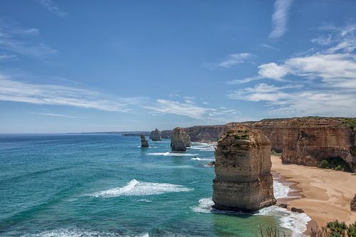 De twaalf apostelen aan de kust met een prachtige blauwe lucht op de great oceanroad in Victoria, Au