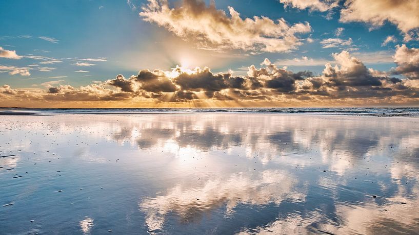 reflectie wolken boven de Noordzee van eric van der eijk