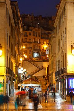 Uitzicht van Rossio naar de oude stadswijk Chiado, Lissabon van Torsten Krüger