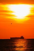 Schip in oranjegloed