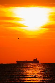 Schip in oranjegloed