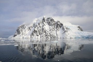 Ijsberg Antarctica van G. van Dijk