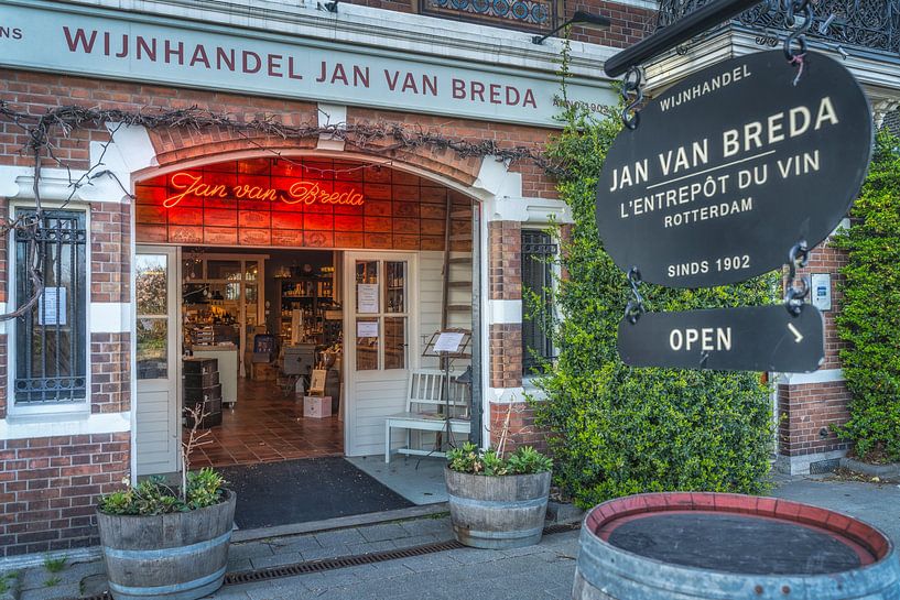 Weinhandlung in Rotterdam mit roter Beleuchtung von Bart Ros