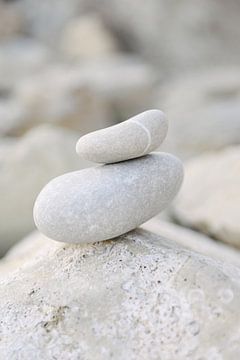 Balancerende strand stenen | Zen | Harmonie | Relax | Natuur fotografie van Mirjam Broekhof