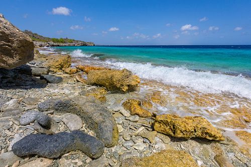 Landschap met rotsen en keien aan de kust van Bonaire van Ben Schonewille
