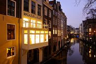Oudegracht gezien vanaf de Gaardbrug in Utrecht (1) van Donker Utrecht thumbnail
