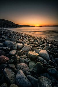 Fuerteventura, Sonnenaufgang an einem Steinstrand mit Blick auf das Meer von Fotos by Jan Wehnert