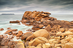 Felsformation in der Côtes d'Armor in der Bretagne, Frankreich