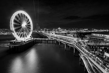 Zwartwit foto vanaf de Pier in Scheveningen op het kaurhous van Jolanda Aalbers