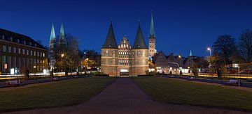 Lübeck Holstentor - Stadt-Panorama zur blauen Stunde