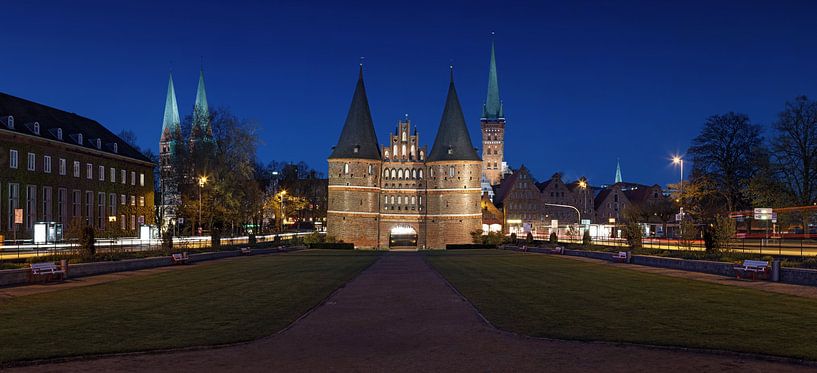 Lübeck Holstentor - Stadt-Panorama zur blauen Stunde von Frank Herrmann