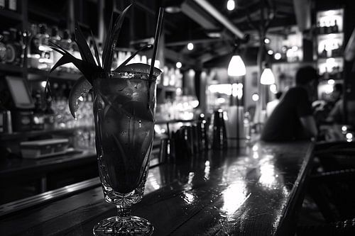 Zwart-wit cocktailglas op houten bar