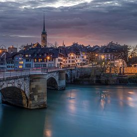 Oude binnenstad van Bern met de Aare bij zonsondergang van Leon Brouwer