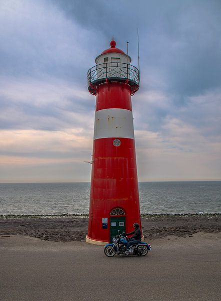 Vuurtoren aan zee in Zeeland by Freddie de Roeck