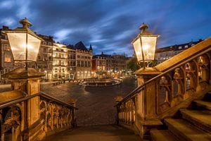 Het marktplein van Aken bij zonsondergang
