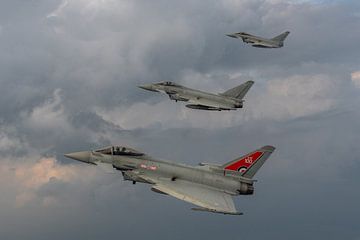 Drie Eurofighter Typhoon gevechtsvliegtuigen van de Royal Air Force onderweg naar Kleine Brogel voor van Jaap van den Berg