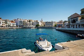 Port ensoleillé avec bateau flottant en Méditerranée Agios Nikolaos sur Paul de Kok