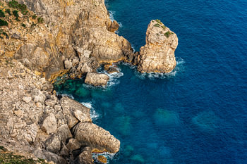Kustkliffen bij de Mirador Es Colomer op Mallorca, Spanje