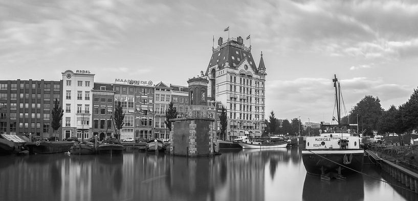 La maison blanche sur le port viticole de Rotterdam par Ilya Korzelius