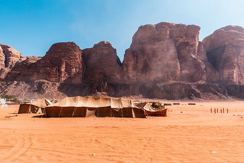Bedouine dorpje in de woestijn van Jordanië