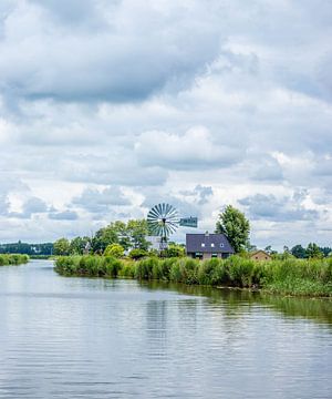Een huisje aan een kanaal in Friesland van De fotograafer