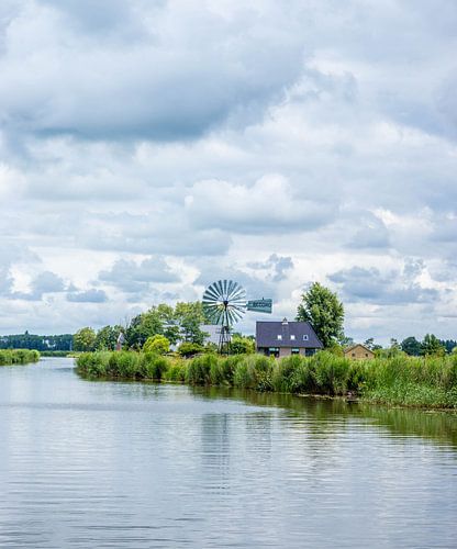 Een huisje aan een kanaal in Friesland