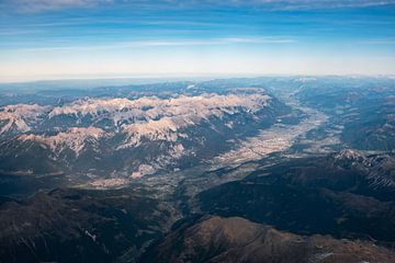 Innsbruck en de Nordkette vanuit de lucht van Leo Schindzielorz