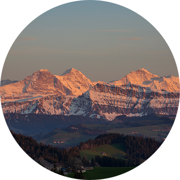 Eiger Mönch en Jungfrau met alpengloren bij zonsondergang van Martin Steiner
