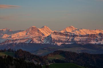 Eiger Mönch et Jungfrau avec alpenglow au coucher du soleil