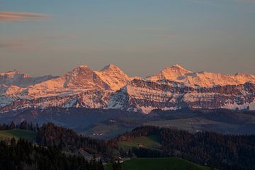 Eiger Mönch en Jungfrau met alpengloren bij zonsondergang van Martin Steiner