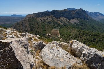 Chaîne de montagnes et rochers sur la côte méditerranéenne