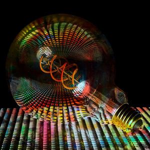 Eine Lampe auf einer tropfenförmigen Platte mit reflektierenden Farben