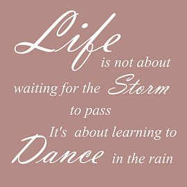 Dance in the Rain – Positieve Quote in Oudroze van Sandra Hazes