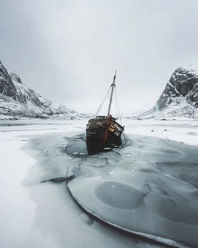 Mystiek bootwrak in het ijs van fernlichtsicht