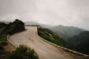 Route à travers les montagnes de Madère