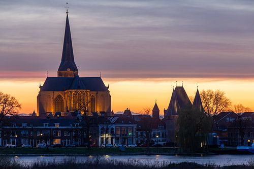 De Bovenkerk van Kampen in het avondlicht