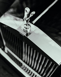 Eine Ikone der Opulenz – Rolls-Royce „Spirit of Ecstasy“ in Schwarz und Weiß von Mohit Hambiria